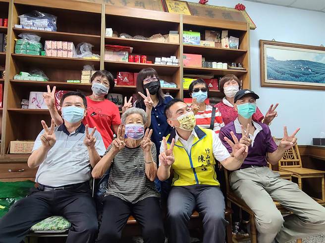 竹山镇11位 百岁人瑞除了收到县府及公所各1万元敬老礼金外，还收到紫南宫加码1万元礼金及1钱金戒指、1条玉佩项炼，合计超过3万元贺礼，堪称全台最幸福长者。（竹山镇公所提供／黄国峰南投传真）