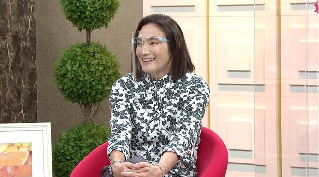 钱薇娟分享琼斯杯遭崔轮我架拐子事件，笑说两人不打不相识。（年代提供）