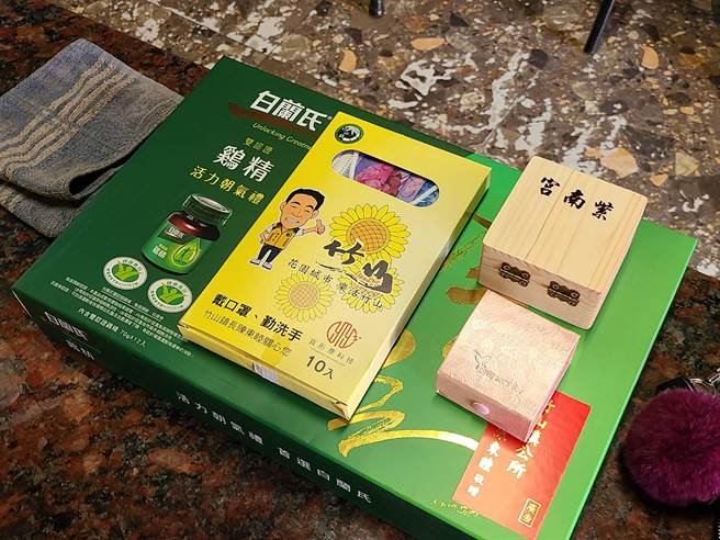 竹山镇11位 百岁人瑞除了收到县府及公所各1万元敬老礼金外，还收到紫南宫加码1万元礼金及1钱金戒指、1条玉佩项炼。（竹山镇公所提供／黄国峰南投传真）
