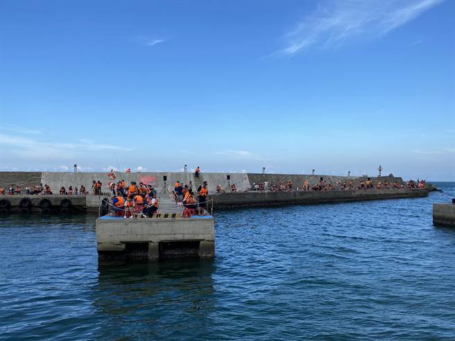 草里渔港钓鱼人潮。（新北市渔业处提供）