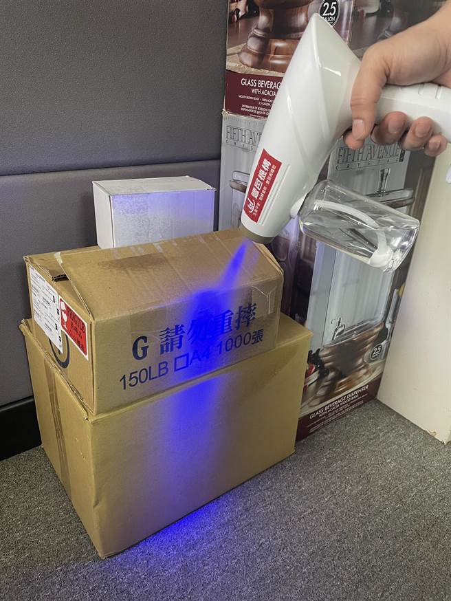 邮包送到社区，立即清洁消毒。（丰邑提供／卢金足台中传真）