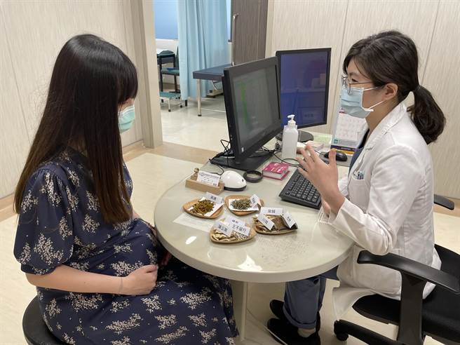 新竹县中国医药大学新竹附设医院举办系列卫教、互动活动宣导，让孕产妇了解孕期用药、产后调理、新生儿用药等安全。（庄旻静摄）