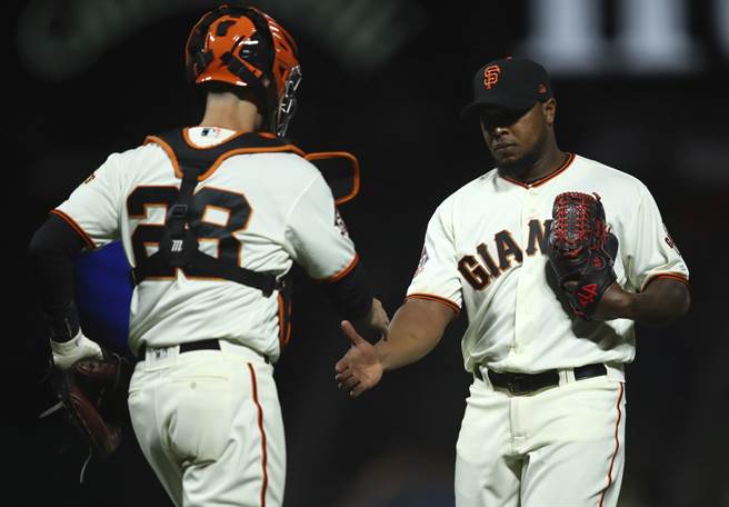 华德兹（右）最后一次在大联盟出赛为2018年，图为他在比赛结束后与巨人铁捕波西握手。（美联社资料照）