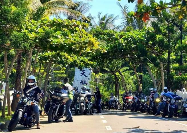 中北部大型重機騎士匯聚墾丁天鵝湖飯店。（柯宗緯翻攝）