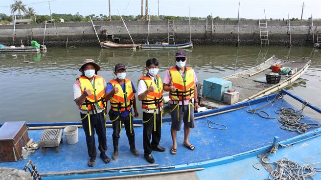台南市北门区长张政郎（右二）感谢居民愿意提供自家管筏供公所在面临灾害时调用。（张毓翎摄）