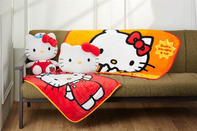 Hello Kitty玩偶毛毯組/暖手枕毛毯組，夏天辦公室冷氣房裡最需要的小毛毯、冬天耍廢時最想要抱枕陪伴，暖手枕兩側開洞，不只可愛更還有暖手功能、玩偶毛毯除了擺飾，10月15日開放換購，市價1280元，任一款6積分＋329元或2積分＋399元。（全聯提供）