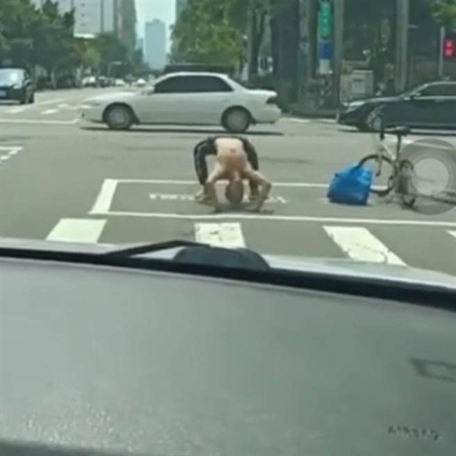 男子疑涉嫌在一中、逢甲商圈等知名商圈，在人多的路口表演下腰、热舞，路边电杆、电箱都成了他运动场。（读者提供／张妍溱台中传真）