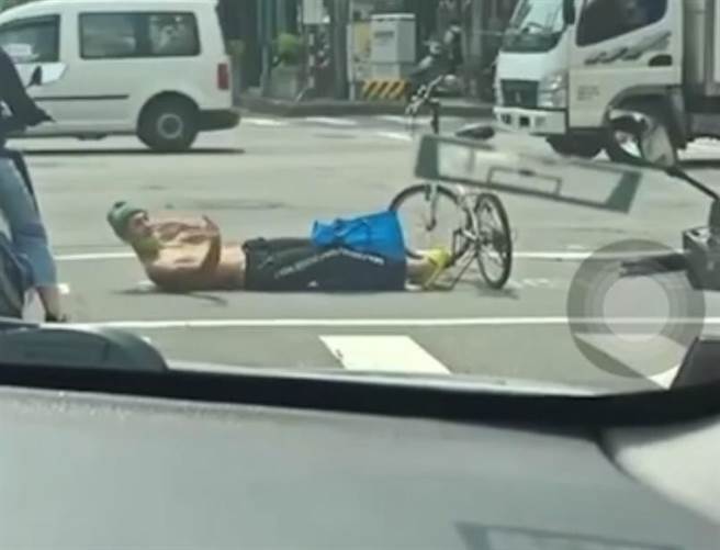 「下腰哥」还在机车停等区横躺，其行为已经严重影响交通秩序。（读者提供／张妍溱台中传真）