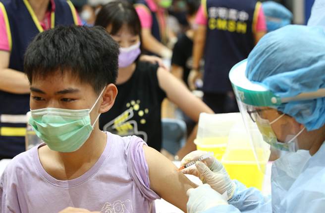 南投县卫生局29日指出，7／16前接种莫德纳疫苗第一剂，且间隔满10周以上需接种第二剂的66岁 （原住民56岁） 以上长者，10月2日起，可接种第二剂莫德纳疫苗。（黄国峰摄）