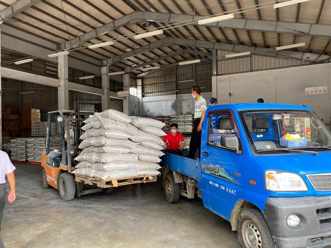 嘉縣農會29日在梅山鄉農會舉辦110年度有機肥料產品再利用宣導講習活動，農民參加完活動後開著小貨車到倉庫載有機肥料。（張亦惠攝）