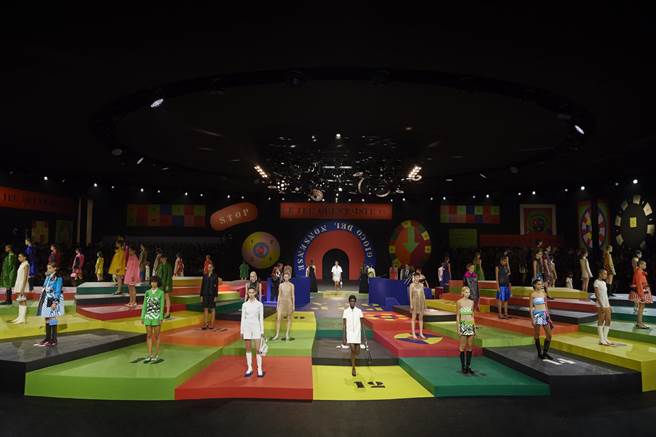 Dior 2022春夏秀場，充滿強烈的色塊美學與六零風格。（Dior提供）