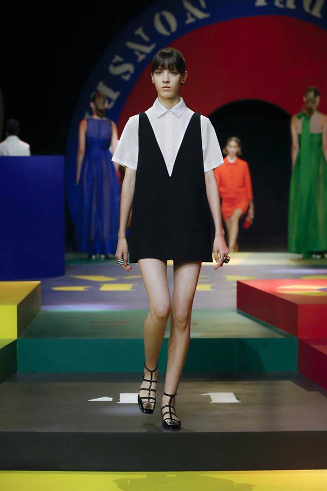 以白黑兩種色調與幾何形狀打造六零復古姿態。（Dior提供）