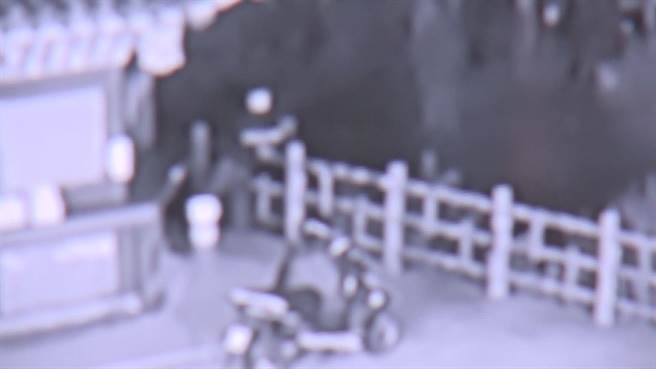 基隆市暖暖区大排遭倾倒不明废水，水沟残留大量白色液体。（翻摄照片／陈彩玲基隆传真）