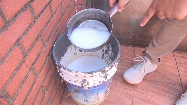 基隆市暖暖区大排遭倾倒不明废水，甚至有一桶可疑物留在现场。（翻摄照片／陈彩玲基隆传真）