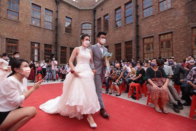 基隆市今日下午在渔会正滨大楼举办联合婚礼，有50对新人踏上红毯。（陈彩玲摄）