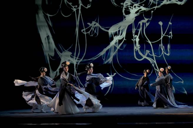 國光劇團京劇作品《快雪時晴》，融合京劇與交響樂，描述一個靈魂飄盪已久，尋找安身立命之處的故事。（國光劇團提供）