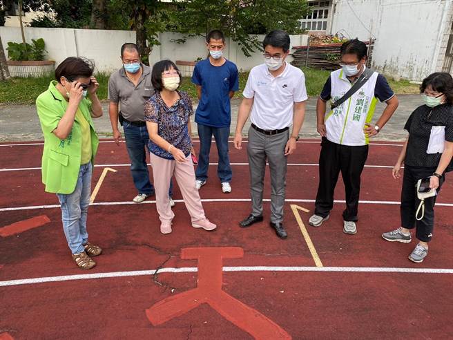 雲林縣學校運動場設施老舊，立委劉建國（右三）為22校爭取維修經費。（立委劉建國提供／張朝欣雲林傳真）
