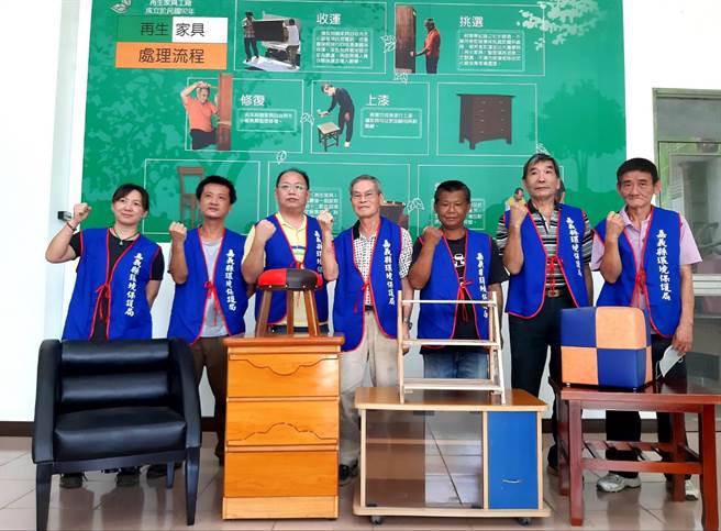 嘉义县环保局特聘国宝级老木工师傅及优质资深品管人员，赋予废弃家具新生命。（县府提供∕吕妍庭嘉义传真）