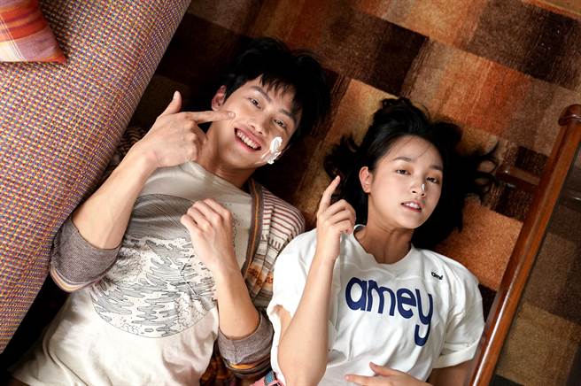 范少勳與王淨貫穿全劇詮釋校園與青年張哲凱K與宋媛媛Cream。（Netflix提供）