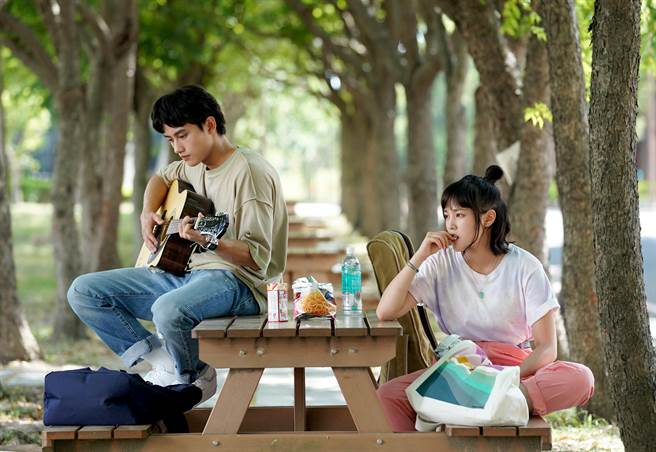 范少勳與王淨貫穿全劇詮釋校園與青年張哲凱K與宋媛媛Cream。（Netflix提供）