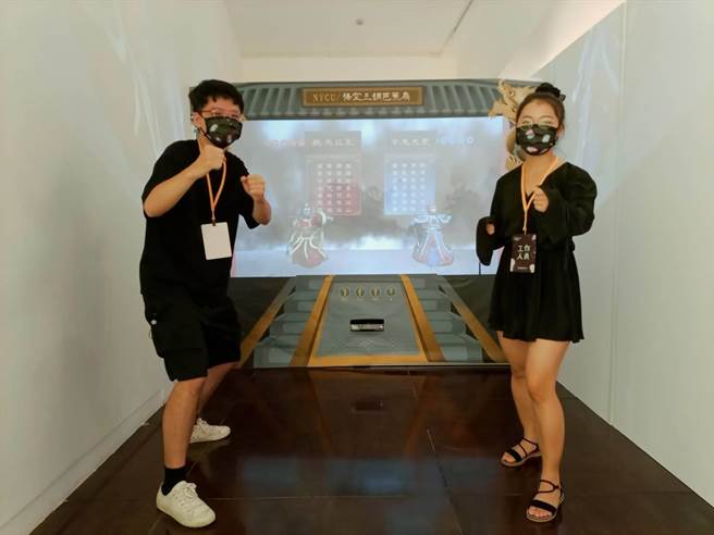 阳明交大应用艺术研究所学生以西游记为本，设计出孙悟空与铁扇公主的对战游戏，机器可感应人类身体动作进而操控虚拟戏偶。（邱立雅摄）