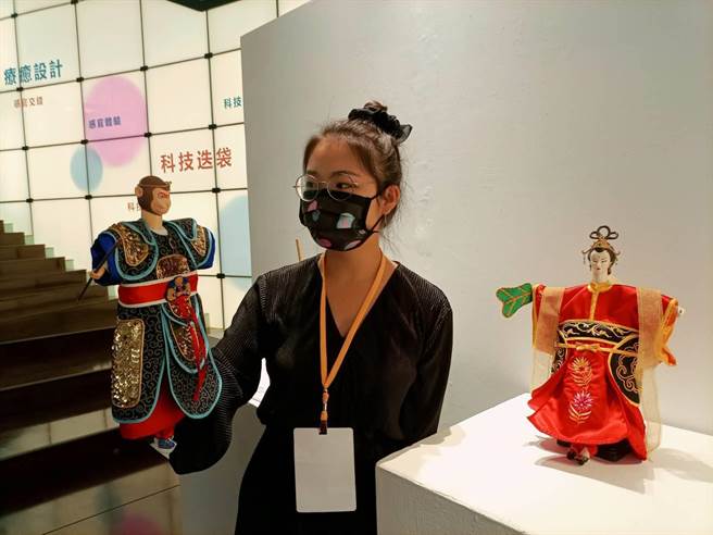 阳明交大应用艺术研究所学生考究明朝服饰特色，替布袋戏偶制作外衣，并将之虚拟化。（邱立雅摄）