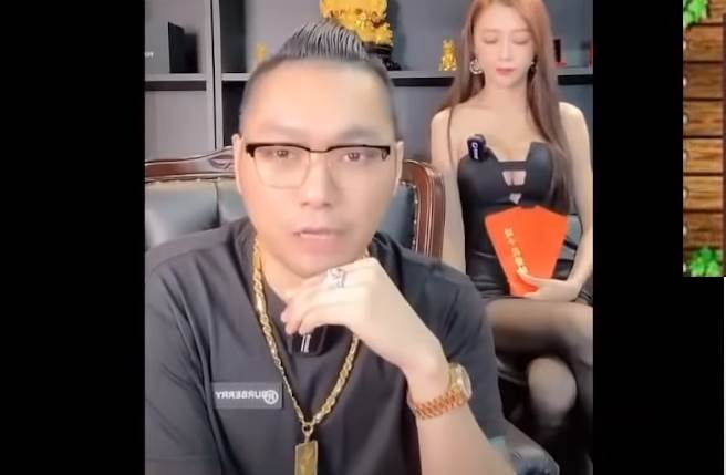 连千毅不满馆长影片标题提到他名字，昨直播罕见说重话。(取自
异术娱乐YouTube)