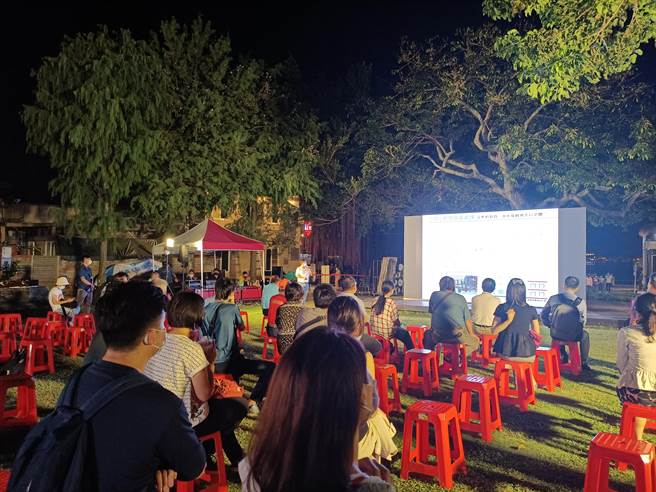 捷运局29日晚间6时许再于淡水区观潮广场举行说明会，公布全新「河岸版」路线方案，在地议员全都出席，说明会过程和平。（戴上容摄）