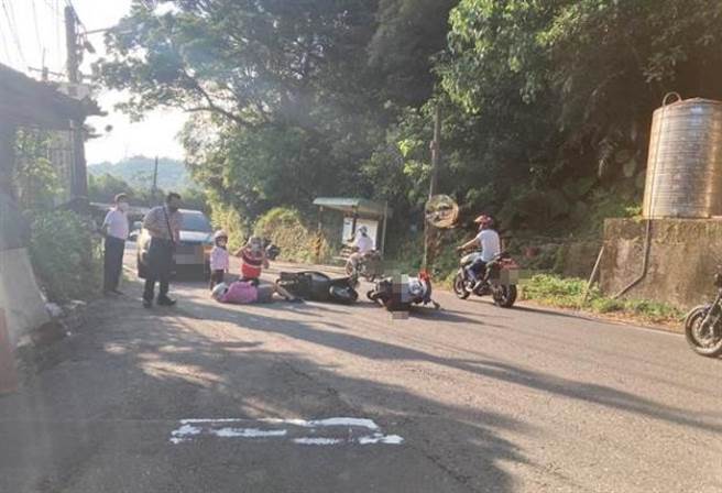 鍾姓警員疑未注意左右來車，擦撞民眾機車。（警方提供）