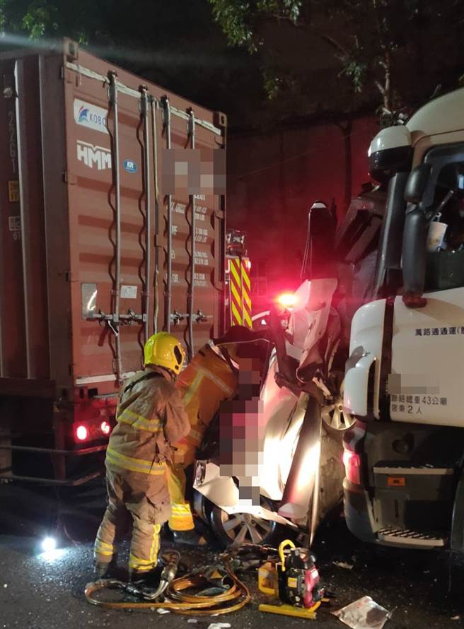 高雄市小港区沿海二路29日晚间发生死亡车祸，一辆自小客车被两辆大车夹杀，自小客车驾驶当场死亡。（民眾提供）