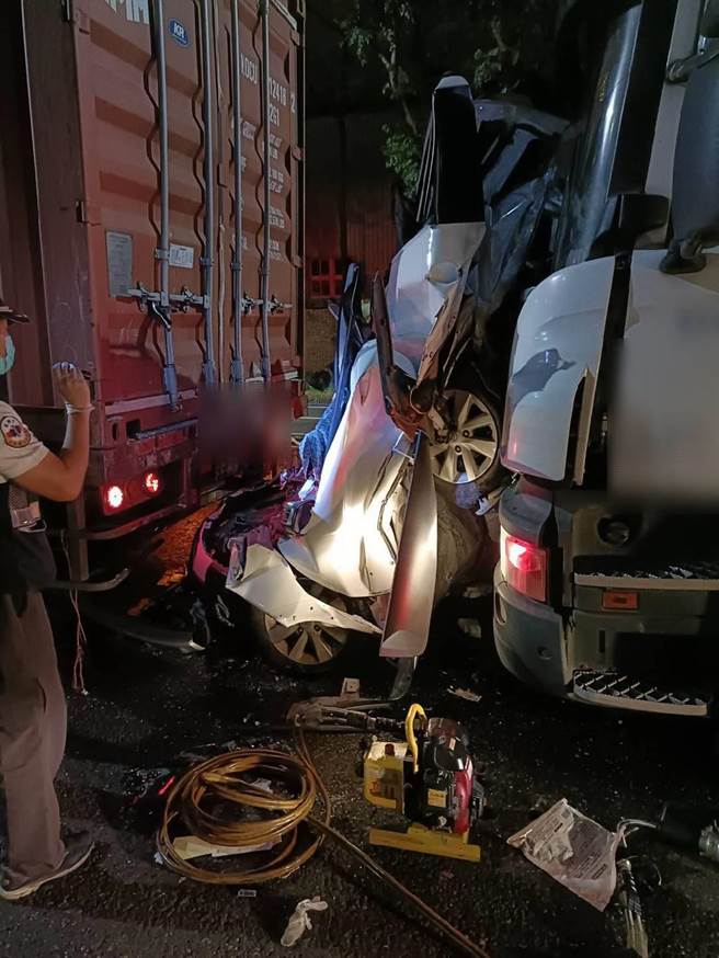 高雄市小港區沿海二路29日傍晚發生連環車禍，櫃曳引車、轎車等5輛大小車追撞、擦撞，其中1輛轎車行駛在2輛貨櫃曳引車之間，當場被夾扁到不成車形，29歲郭姓駕駛人受困車內，受傷嚴重，經消防隊搶救脫困，但已經死亡，車禍肇事原因仍待警方調查中。(翻攝照片／劉宥廷高雄傳真)