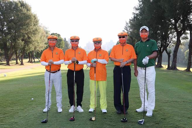 台灣三商名人賽開球貴賓（左起）中華高協理事長王政松、陳茂仁、大會會長翁肇喜、台灣高爾夫俱樂部會長紀文豪、淡水選手呂偉智。（大會提供）