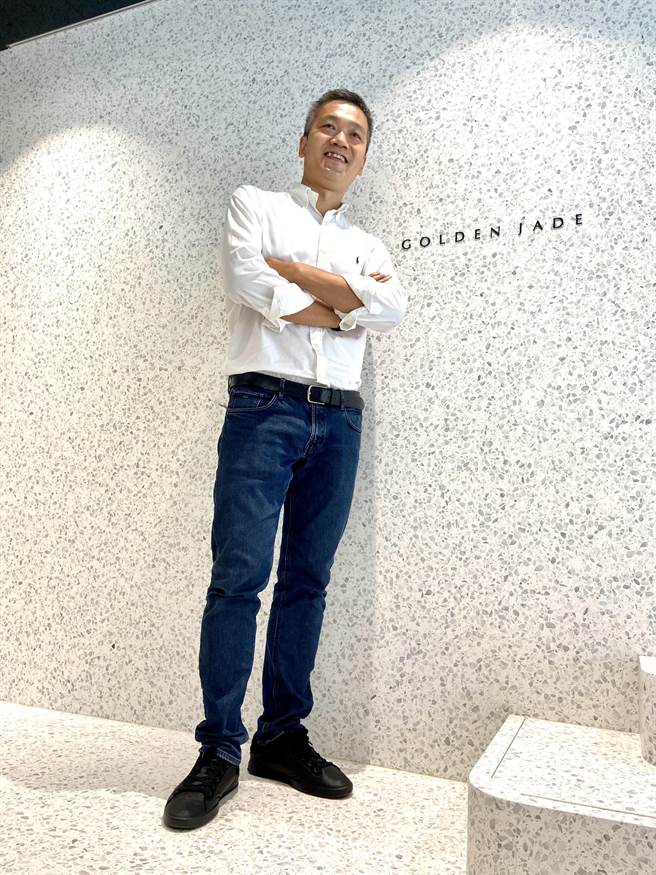 磐钰营建机构董事长张立杰表示，崭新办公室格局与採光，展现磐钰精神，简洁线条与清新视野，与绿建筑相辉映。（卢金足摄） 