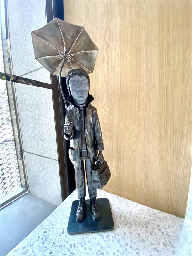 磐钰营建机构29日举行乔迁，进驻「磐钰云华」，新办公室在转角就能遇到艺术。（卢金足摄）