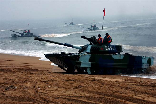 50.6%的共和党受访者认为美国应该保卫台湾，民主党则只有39.4%表示赞成。（图／中国军网)