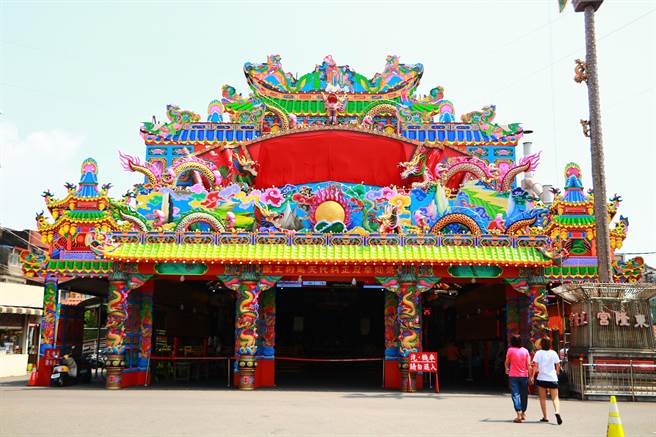 东港迎王倒数不到1个月，街上已是迎王旗帜、七色灯笼高高挂，不过屏县府表示，迎王是否如期举行有待商榷。（谢佳潾摄）