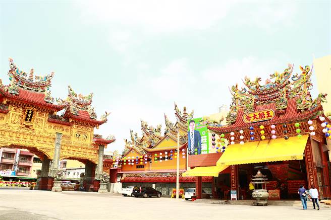 东港迎王倒数不到1个月，街上已是迎王旗帜、七色灯笼高高挂，不过屏县府表示，迎王是否如期举行有待商榷。（谢佳潾摄）