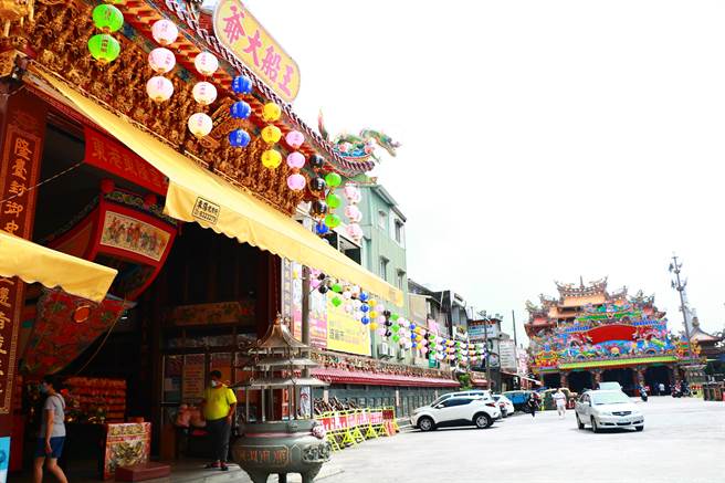 东港迎王倒数不到1个月，街上已是迎王旗帜、七色灯笼高高挂，不过屏县府表示，迎王是否如期举行有待商榷。（谢佳潾摄）