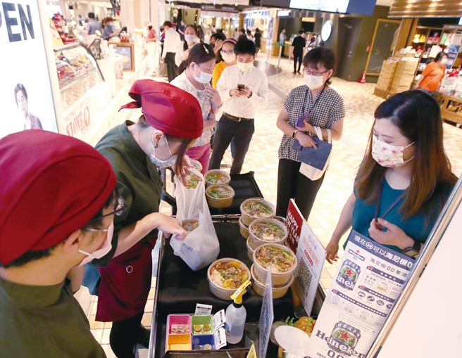 疫情三级警戒餐厅禁内用，今年5月到6月废塑胶盒、盘的回收量，较去年增加已超过三成。图／本报资料照片