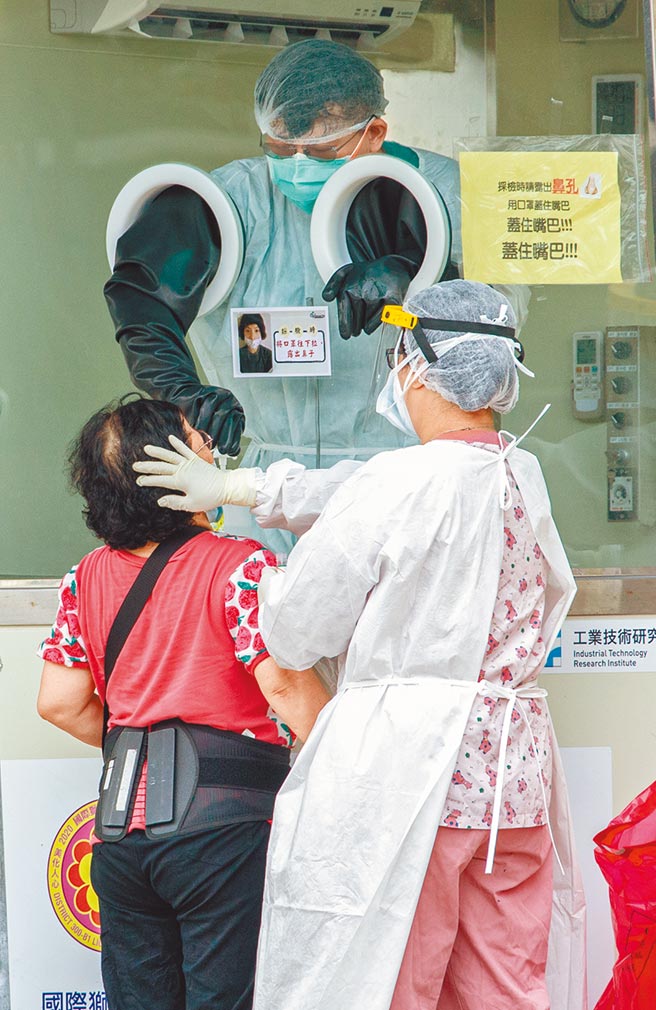 疫情趋缓，中央流行疫情指挥中心表示28日新增7例COVID-19确定病例，分别为1例本土及6例境外移入，另确诊个案中无新增死亡。民眾对疫情防护仍不懈怠，持续有人前往三重快筛站筛检 。（罗永铭摄）