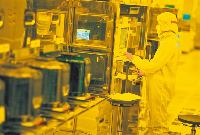 半導體晶片缺貨成為全球產業新常態。圖為台積電12吋晶圓廠房內部生產過程。（台積電提供）