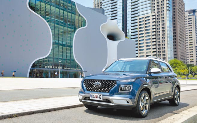 國產都會小型休旅級HYUNDAI The All-New VENUE挾「玩色」攻勢，吸引喜歡顯色個性的車主青睞，接單開出紅盤。（南陽提供）