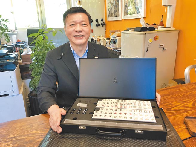 学生将设计获奖麻将量产，作为教师节礼物。 大同大学工业设计系主任朱柏颖教师节礼物收到一副麻将，他表示，看学生坚持、实现且不忘初衷，最后突破困难、将得奖作品改版并成功量产，相当惊喜又感动。（大同大学提供）