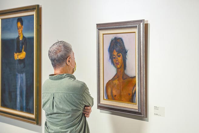 蒋勋于池上谷仓艺术馆的席德进画前静静赏画。（台湾好基金会提供）