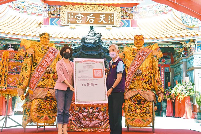 台东县长饶庆铃（左）颁发土地所有权状，天后宫董事长林有德（右）代表接受。（庄哲权摄）