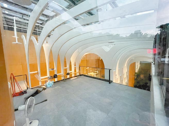 台北市长春路某花园大厦，遭议员李庆元踢爆有超大型违建，还改装成共享办公室牟利。（台北市议员李庆元研究室提供／黄婉婷台北传真）