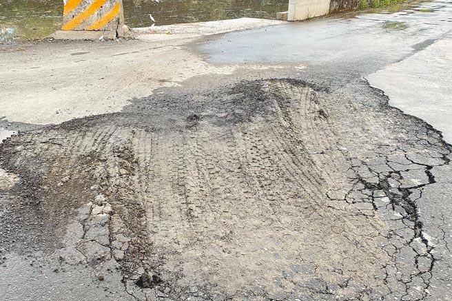 宜蘭縣羅東轉運站開挖地下室，透過土方交換節省2000萬元，但蘇澳鎮長李明哲不滿運送土方的車輛壓毀道路，要求縣府顧好工程品質。（宜蘭縣政府提供／李忠一宜蘭傳真）