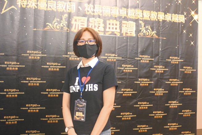 新埔国中郭月秀校长服务逾28年，秉持「以爱与永不放弃，创造教育价值与感动」的教育理念，致力推动双语教育，荣获新北市特殊优良教师奖。（陈慰慈摄）
