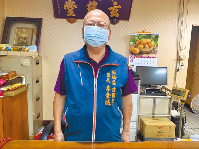 板桥建国里长李金城结束药局生意，全心全力服务里民。（王扬杰摄）