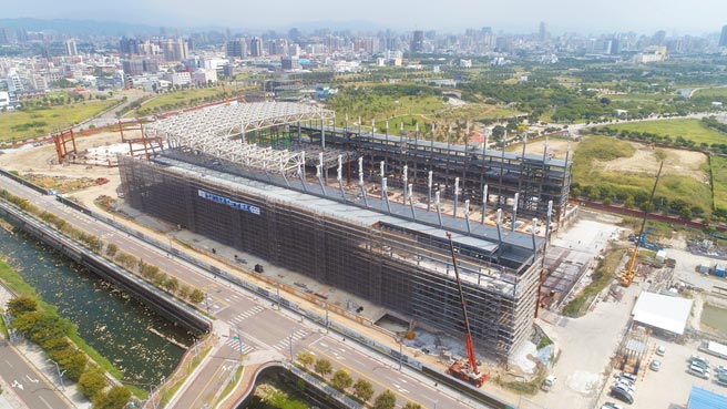 2019年開工的台中國際會展中心，一期工程延宕、二期流標，還要再追加13億預算，引起各界嘩然。（台中市政府提供／陳世宗台中傳真）